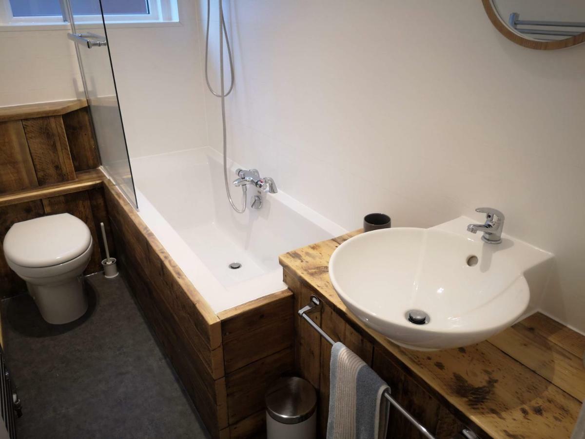 Bouverie Escape: Kent Serviced Apartment with Wi-Fi Folkestone Exterior photo