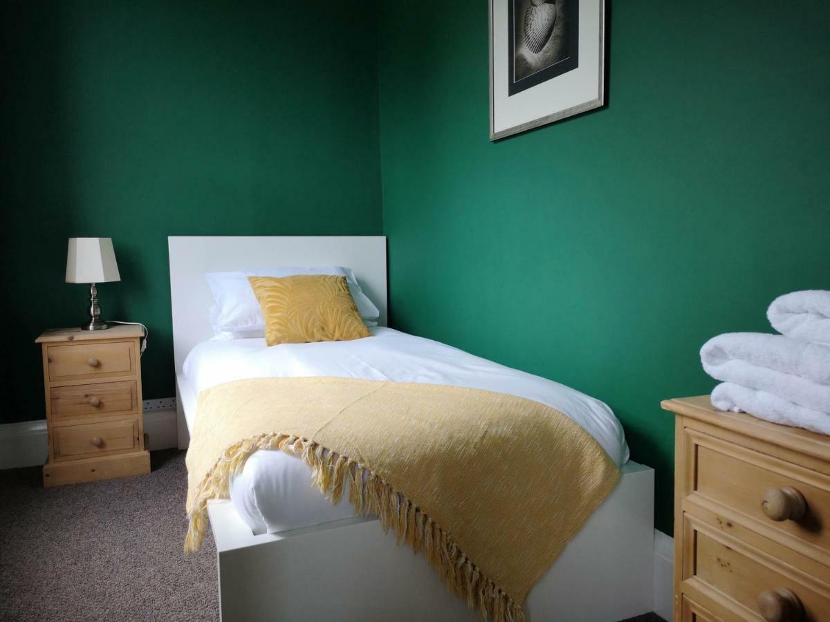 Bouverie Escape: Kent Serviced Apartment with Wi-Fi Folkestone Exterior photo
